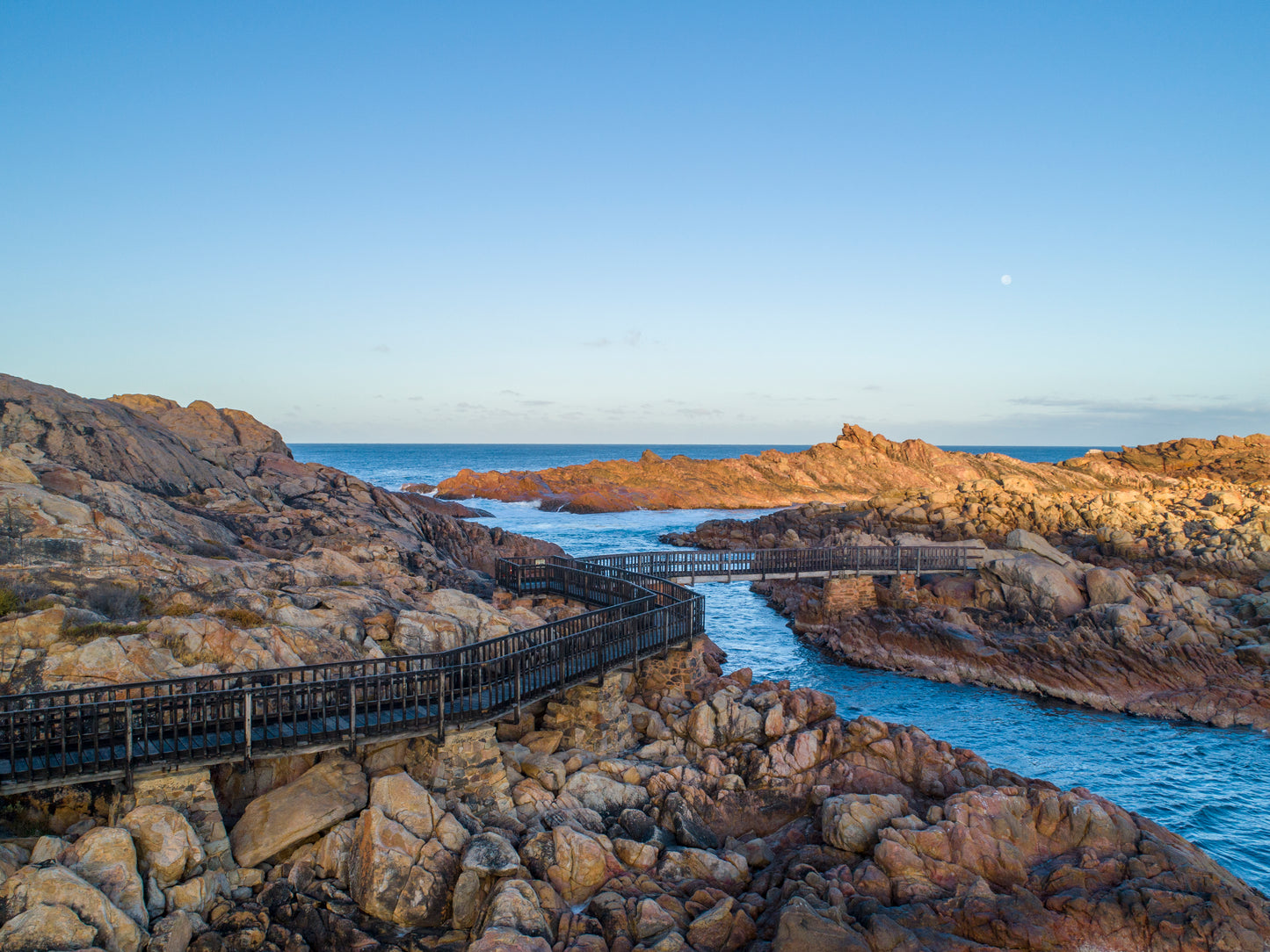 IA0502 - CANAL ROCKS