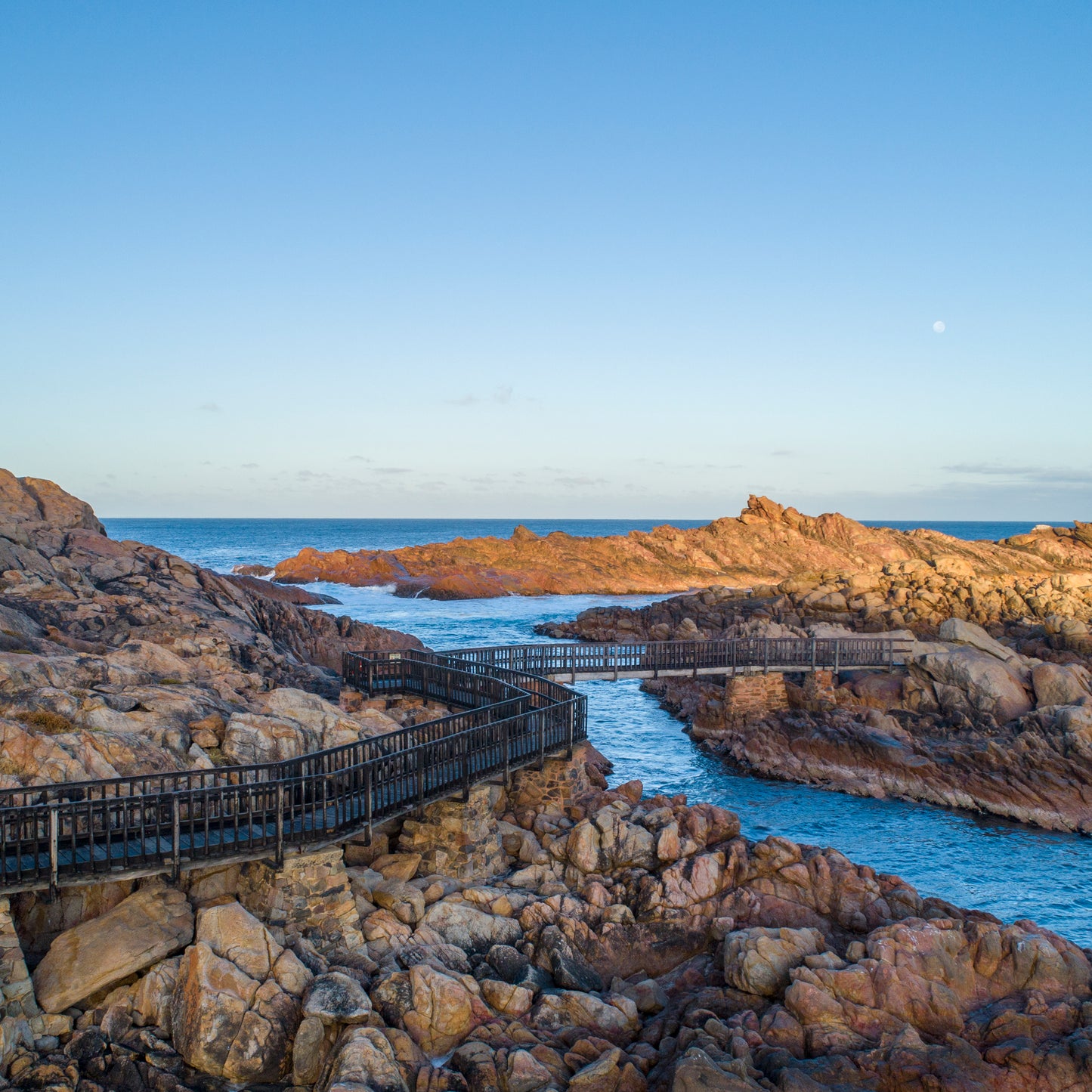 IA0502 - CANAL ROCKS